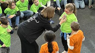 Andrea, Felix und Hansi versuchen sich als Flaschenfl&ouml;tisten. Natalie Schwaabe gibt daf&uuml;r Tipps.