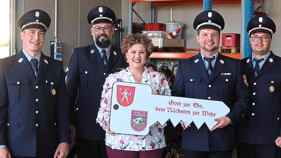 Symbolisch &uuml;bergibt B&uuml;rgermeisterin Alexandra Riedl den Schl&uuml;ssel f&uuml;r das neue Ger&auml;tehaus an die Wetterfelder Feuerwehrf&uuml;hrung.