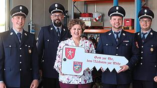 Symbolisch &uuml;bergibt B&uuml;rgermeisterin Alexandra Riedl den Schl&uuml;ssel f&uuml;r das neue Ger&auml;tehaus an die Wetterfelder Feuerwehrf&uuml;hrung.