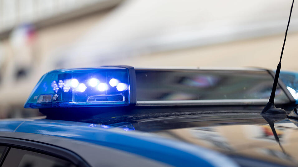 Die Polizei sucht nach zwei Flüchtigen. Die Polizei sucht nach zwei Flüchtigen.