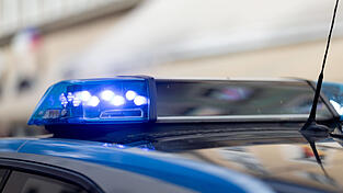 Die Polizei sucht nach zwei Flüchtigen. Die Polizei sucht nach zwei Flüchtigen.
