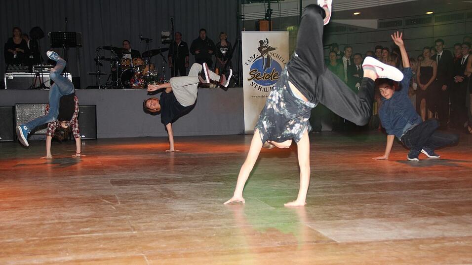 Die Bilder vom Abschlussball der Tanzschule Seidel in der Fraunhofer-Halle am 28. November. Die Bilder vom Abschlussball der Tanzschule Seidel in der Fraunhofer-Halle am 28. November.