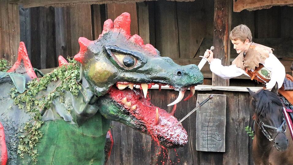 Nach dem Lanzenstoß kämpfte Kinderritter Alexander Buschek weiter hoch zu Ross gegen Drache 'Hugo' mit dem Schwert. Nach dem Lanzenstoß kämpfte Kinderritter Alexander Buschek weiter hoch zu Ross gegen Drache 'Hugo' mit dem Schwert.