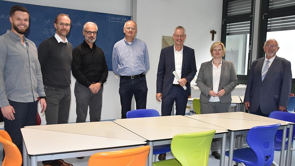 Moderne Technik und bunte Farben zeichnen die die sanierten Klassenzimmer am ABG aus. Davon überzeugten sich bei einer Begehung (v.l.) Markus Einzmann (Schulverwaltungsamt), Marko Kreyßig (Hochbauamt), stellvertretender Schulleiter Christian Wagner, Rupert Buchner (Hochbauamt), Oberbürgermeister Markus Pannermayr, Schulleiterin Dr. Eva Huller und Werner Schäfer, Bürgermeister und Vorsitzender des Schulausschusses. Moderne Technik und bunte Farben zeichnen die die sanierten Klassenzimmer am ABG aus. Davon überzeugten sich bei einer Begehung (v.l.) Markus Einzmann (Schulverwaltungsamt), Marko Kreyßig (Hochbauamt), stellvertretender Schulleiter Christian Wagner, Rupert Buchner (Hochbauamt), Oberbürgermeister Markus Pannermayr, Schulleiterin Dr. Eva Huller und Werner Schäfer, Bürgermeister und Vorsitzender des Schulausschusses.