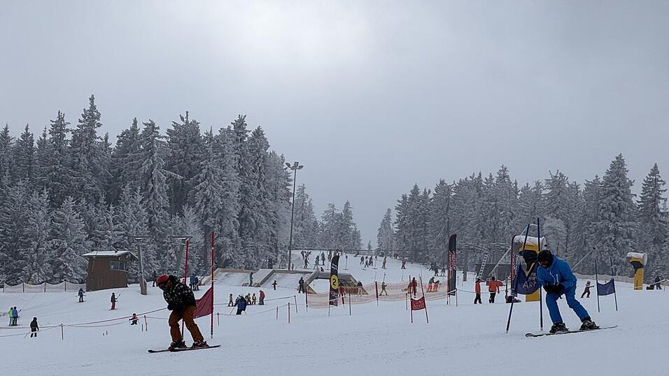 Auf die Plätze, fertig, los! Skifahrer beim Geschwindigkeitscheck. Auf die Plätze, fertig, los! Skifahrer beim Geschwindigkeitscheck.