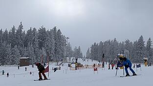Auf die Plätze, fertig, los! Skifahrer beim Geschwindigkeitscheck. Auf die Plätze, fertig, los! Skifahrer beim Geschwindigkeitscheck.