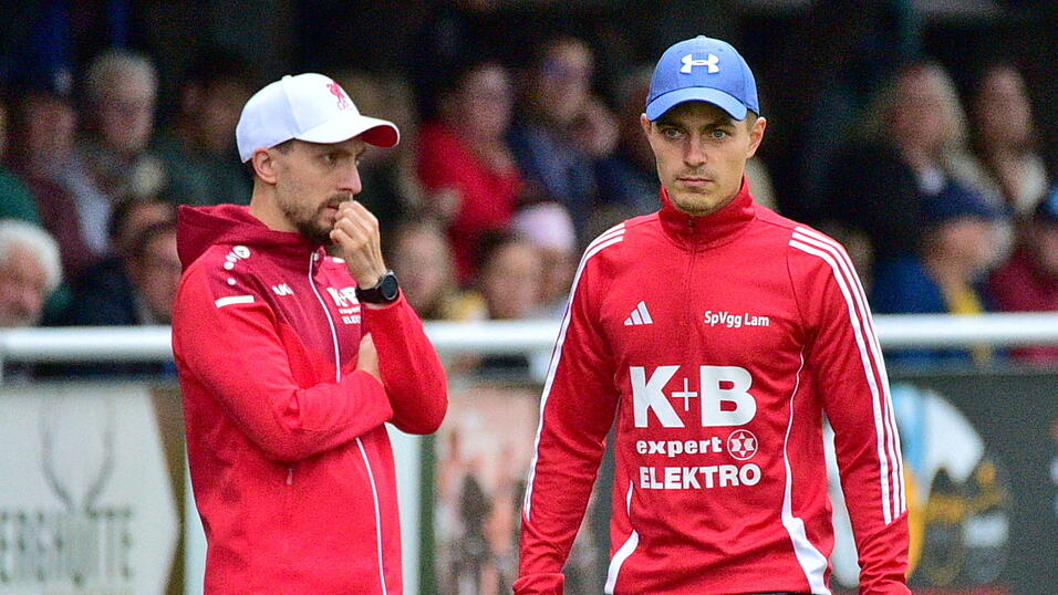 Lams Trainer Lorenz Kowalski und sein Assistent Thomas Altmann waren nach der vermeidbaren 3:4-Niederlage in Passau richtig genervt.