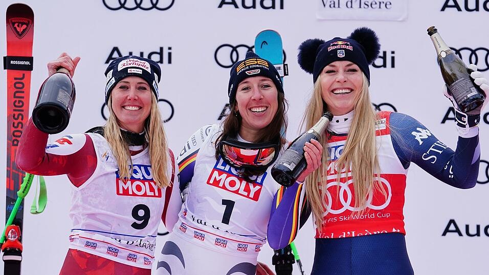 Neben Siegerin H&uuml;tter (links) und der drittplatzierten Vonn (rechts) l&auml;sst es sich gut feiern.