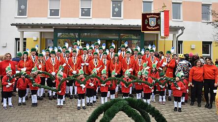 Junge Konkurrenz bekamen die Mainburger Schäffler im Kinderhort, der selbst mit einer eigenen Tanzgruppe aufwartete. Um den Schäfflertanz im Jahre 2040 braucht es einem da nicht bang zu sein Junge Konkurrenz bekamen die Mainburger Schäffler im Kinderhort, der selbst mit einer eigenen Tanzgruppe aufwartete. Um den Schäfflertanz im Jahre 2040 braucht es einem da nicht bang zu sein