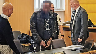 Strafverteidiger Christian Pustelnik (rechts) fragte gezielt nach den Ermittlungsmethoden der l&auml;ndlichen Polizeidienststelle.