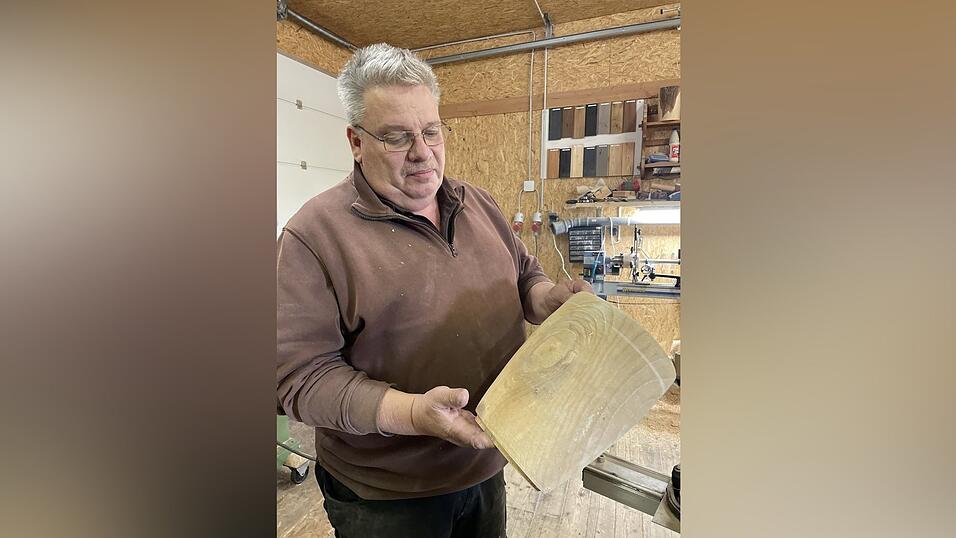 Franz Strohmeier präsentiert einen Rohling. Franz Strohmeier präsentiert einen Rohling.