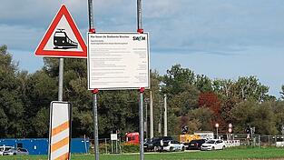 Der Bahnübergang an der Reiteraustraße ist wegen der Reparaturarbeiten gesperrt.