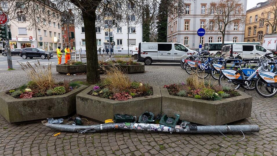 Die Ermittler vermuten eine psychische Erkrankung bei dem Autofahrer.
