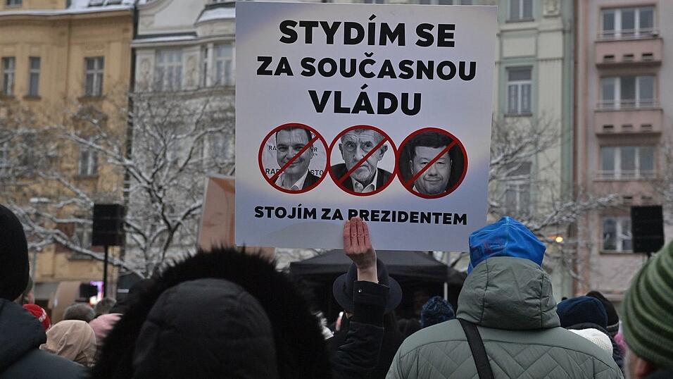&laquo;Ich sch&auml;me mich f&uuml;r die gegenw&auml;rtige Regierung&raquo;, steht auf diesem Transparent. In ganz Tschechien demonstrierten Tausende f&uuml;r Pr&auml;sident Pavel in seinem Machtkampf gegen eine rechtspopulistische Regierungspartei.