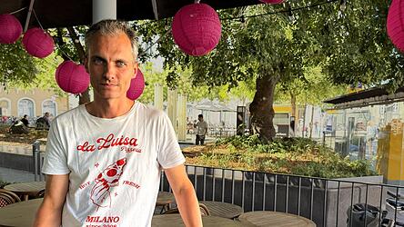 Caf&eacute;-Betreiber Merlin Szab&oacute; mit einer alkoholischen Problemlage im R&uuml;cken.