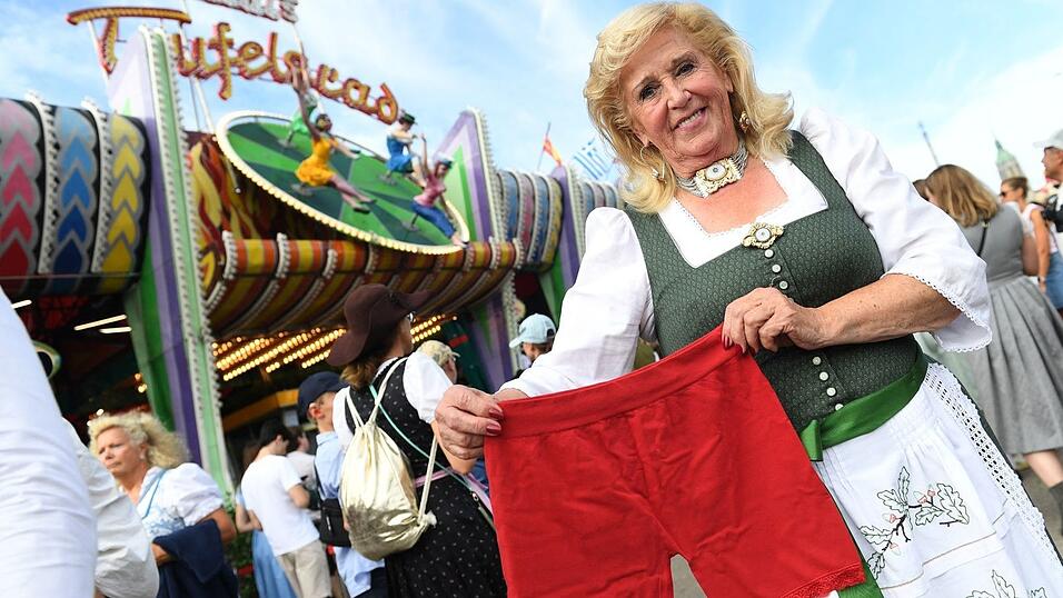 &laquo;Teufelsrad&raquo;-Betreiberin Elisabeth &bdquo;Lisi&ldquo; Polaczy verschenkt an ihre Besucherinnen Radlerhosen. (Produktion)