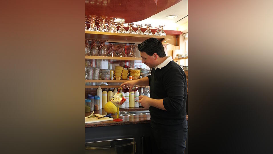 Freistunde durfte in das Eislabor der Familie Santoro. Was genau alles Angelo in die verschiedenen Eissorten hineinmischt, bleibt ein Geheimnis. Am Ende schmecken sie aber alle super. Freistunde durfte in das Eislabor der Familie Santoro. Was genau alles Angelo in die verschiedenen Eissorten hineinmischt, bleibt ein Geheimnis. Am Ende schmecken sie aber alle super.