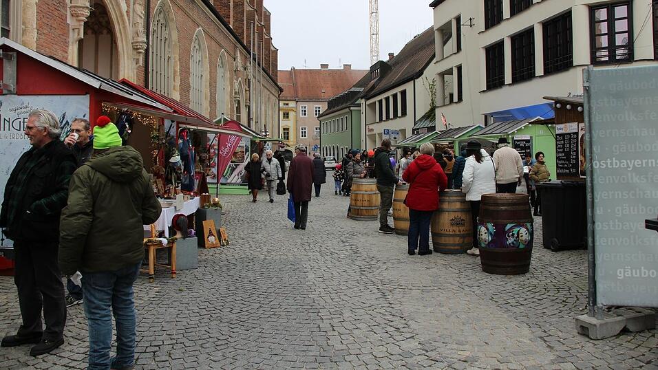 Der Pfarrplatz der Basilika Sankt Jakob verwandelt sich in einen Ort der Begegnung. Der Pfarrplatz der Basilika Sankt Jakob verwandelt sich in einen Ort der Begegnung.