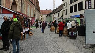 Der Pfarrplatz der Basilika Sankt Jakob verwandelt sich in einen Ort der Begegnung. Der Pfarrplatz der Basilika Sankt Jakob verwandelt sich in einen Ort der Begegnung.