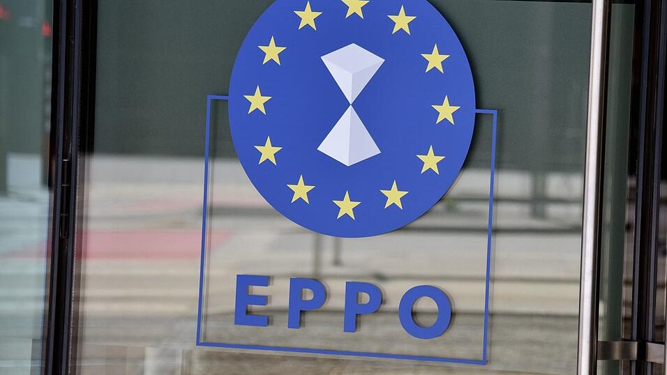 Die Europäischen Staatsanwaltschaft (EPPO) teilte mit, die Immunität mehrerer Verdächtiger sei vor den Durchsuchungen aufgehoben worden. (Symbolbild)