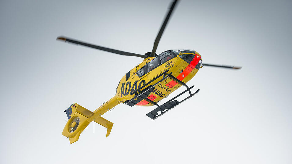 Die schwer verletzte Frau kam mit dem Rettungshubschrauber ins Krankenhaus. (Symbolbild)
