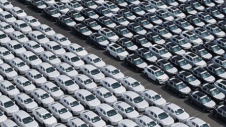 F&uuml;r den Export bestimmte Autos im Hafen von Shanghai. (Symbolbild)