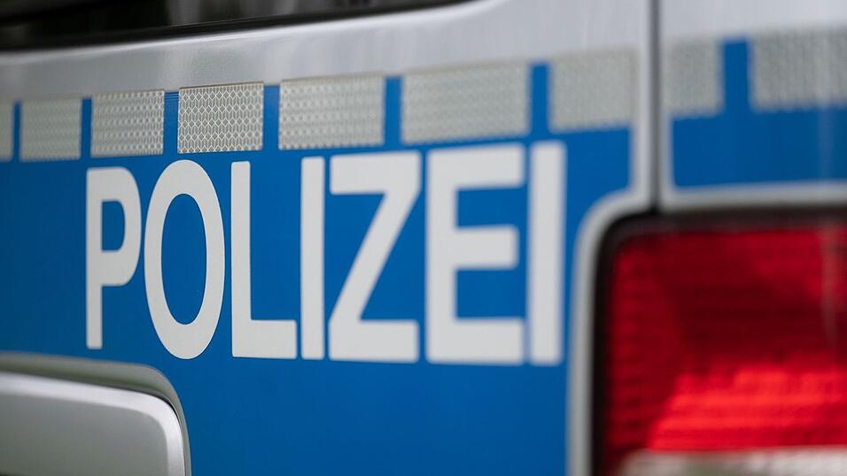 Der Polizeibus war auf dem Weg zur Justizvollzugsanstalt Nürnberg. (Symbolbild) Der Polizeibus war auf dem Weg zur Justizvollzugsanstalt Nürnberg. (Symbolbild)