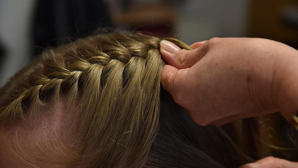 Dieses Mal den Scheitel in der Mitte ziehen und einen festen französischen Zopf nach hinten flechten. Dieses Mal den Scheitel in der Mitte ziehen und einen festen französischen Zopf nach hinten flechten.