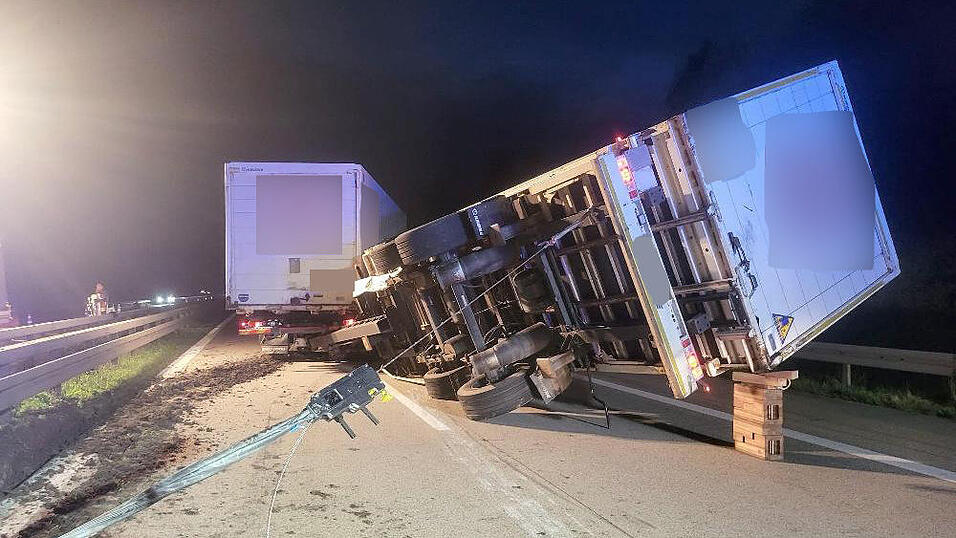 Nach einem schweren Unfall war die A92 bei Wörth an der Isar in der Nacht auf Samstag stundenlang gesperrt.