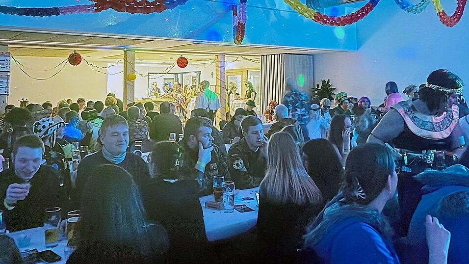 Der Saal im DGH war gut gef&uuml;llt beim Rosenmontagsball der Feuerwehr.