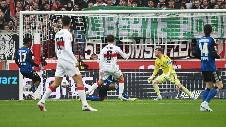 Das 1:0 f&uuml;r die Stuttgarter: Angelo Stiller (M.) trifft per Flachschuss.