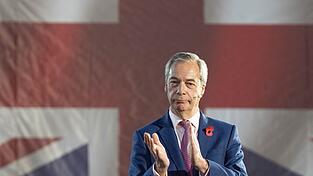 Besonders Reform UK, unter dem Vorsitz von Nigel Farage, k&ouml;nnte bei den anstehenden Kommunal- und Regionalwahlen hinzugewinnen.