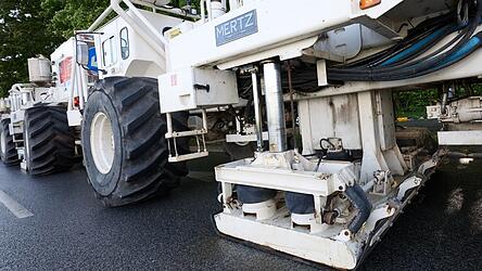Ein Spezialfahrzeug, ein sogenannter Vibro-Truck, überträgt mit einer Vorrichtung Vibrationen auf den Asphalt, um Messungen durchzuführen. (Symbolfoto) Ein Spezialfahrzeug, ein sogenannter Vibro-Truck, überträgt mit einer Vorrichtung Vibrationen auf den Asphalt, um Messungen durchzuführen. (Symbolfoto)
