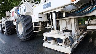 Ein Spezialfahrzeug, ein sogenannter Vibro-Truck, überträgt mit einer Vorrichtung Vibrationen auf den Asphalt, um Messungen durchzuführen. (Symbolfoto) Ein Spezialfahrzeug, ein sogenannter Vibro-Truck, überträgt mit einer Vorrichtung Vibrationen auf den Asphalt, um Messungen durchzuführen. (Symbolfoto)
