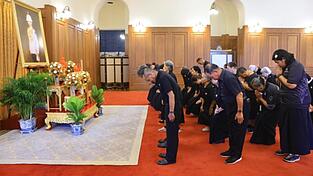 Nur Thailändern war es gestattet, im Grand Palace von Bangkok von ihrer Prinzessin Abschied zu nehmen. Nur Thailändern war es gestattet, im Grand Palace von Bangkok von ihrer Prinzessin Abschied zu nehmen.