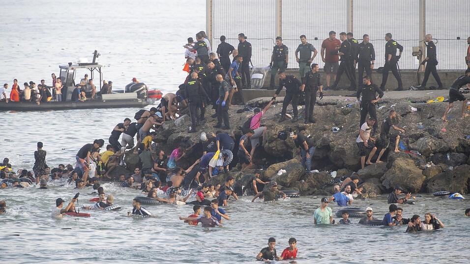 Tausende Migranten strömten unkontrolliert von Marokko nach Ceuta. Tausende Migranten strömten unkontrolliert von Marokko nach Ceuta.