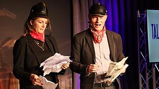 Bei einem Auftritt zusammen mit der Moderatorin Anne Schleicher pr&auml;sentierte sich Norbert Neugirg in seiner originalen Feuerwehruniform.