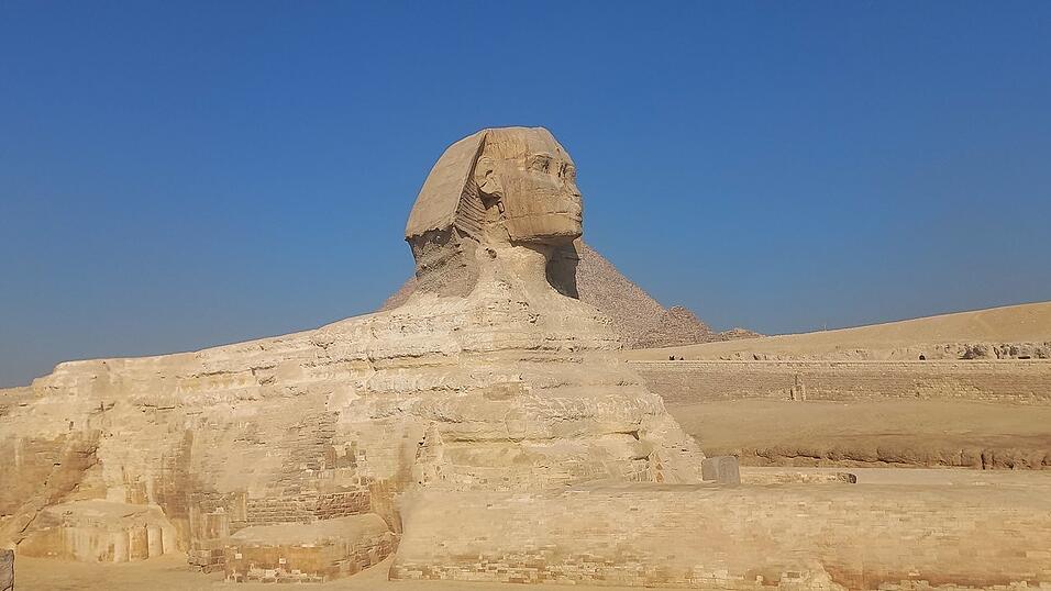 Die Große Sphinx von Gizeh, ein liegender Löwe mit einem Menschenkopf.
