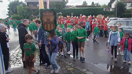 Angeführt von der Jugend zeiht der zahlreich vertretende SV Arnbruck am Festgelände ins Festzelt ein.