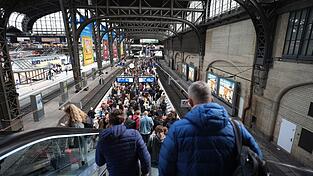 Fahrgäste warten im Hauptbahnhof Hamburg.