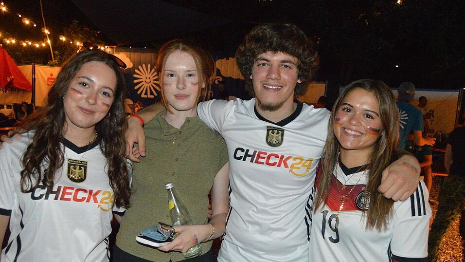Viele Landshuter verfolgten das Spiel der deutschen Nationalmannschaft gegen die Elfenbeinküste beim Public Viewing live mit. Viele Landshuter verfolgten das Spiel der deutschen Nationalmannschaft gegen die Elfenbeinküste beim Public Viewing live mit.