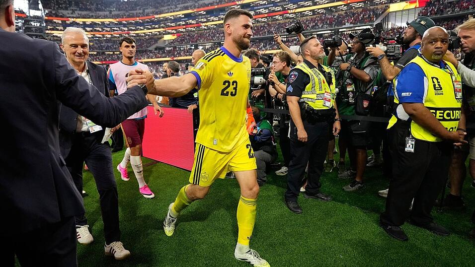 Unai Simon ist nicht unumstritten in Spanien - und dennoch WM-Rekordhalter. Unai Simon ist nicht unumstritten in Spanien - und dennoch WM-Rekordhalter.