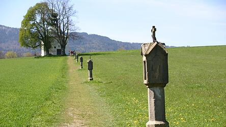 Die 'Heiligbrunn-Kapelle' in Neukirchen b. Hl. Blut mit den Sieben-Schmerzen-Stationen.
