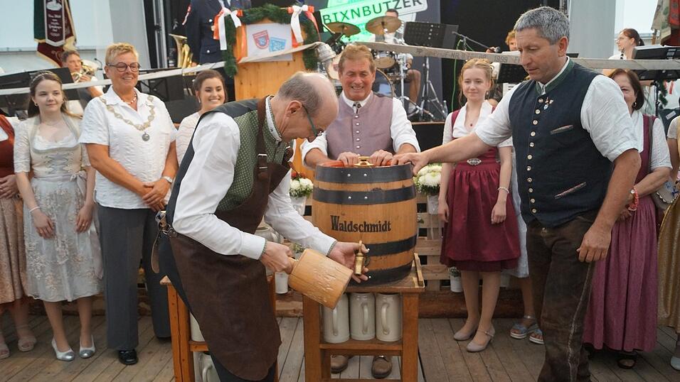 Schirmherr Anton Stoiber zapfte das erste Fass musterg&uuml;ltig an.