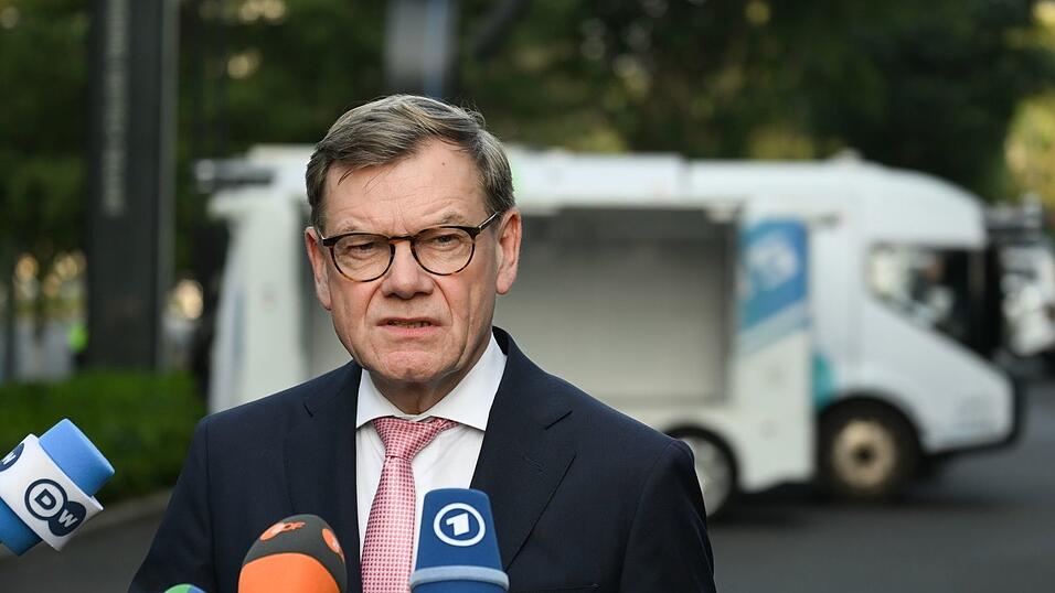 Außenminister Johann Wadephul (CDU) äußert sich zum Abschluss seines Besuchs in China auf eine Frage hin auch zu den Verhandlungen über eine Friedenslösung in der Ukraine. Außenminister Johann Wadephul (CDU) äußert sich zum Abschluss seines Besuchs in China auf eine Frage hin auch zu den Verhandlungen über eine Friedenslösung in der Ukraine.