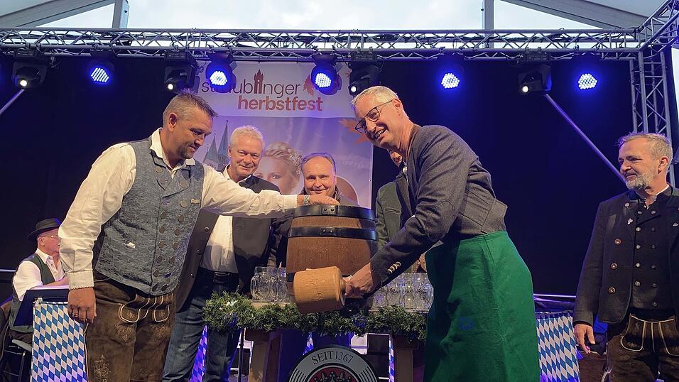 Mit mehreren Schlägen auf den Zapfhahn eröffnete Oberbürgermeister Markus Pannermayr das Herbstfest am Abend offiziell.