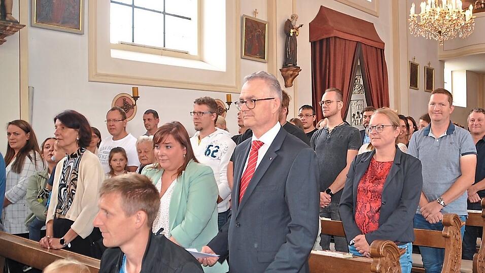 Viele Menschen waren in die Kirche gekommen. Viele Menschen waren in die Kirche gekommen.