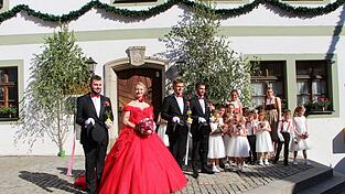 Pfingstbraut Romy Weindl strahlte mit der Sonne um die Wette. Zusammen mit Pfingstbr&auml;utigam Benedikt Aschenbrenner und den Begleitern Maximilian Steidl (l.) und Andreas Zimmerer zog sie am Pfingstdienstag in ihrem farbigen Kleid durch die Stadt.
