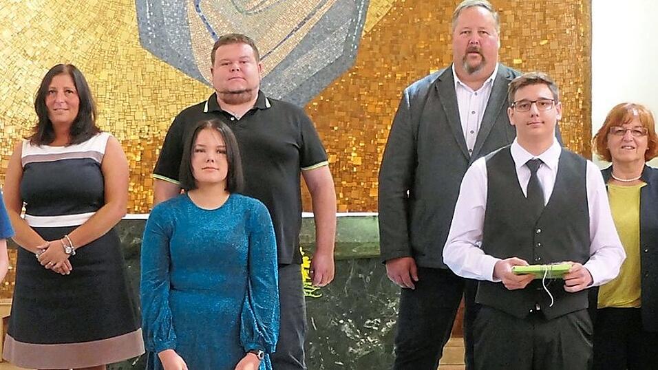 Die besten Schüler an der Mittelschule Leiblfing wurden ausgezeichnet: erste Reihe v.l. Martin Kräh, Vanessa Tempsch und Péter Péger. Ehrengäste und Schulfamilie in der zweiten Reihe v.l. stellvertretende Bürgermeisterin Petra Grießbauer aus Salching/Oberpiebing, Rektorin Dana-Maria Spannfellner, Elternbeiratsvorsitzender Tobias Kopfhammer, Klassenleiter Klaus Höhbauer, stellvertretende Landrätin Martha Altweck-Glöbl, Konrektorin Susanne Iwanow und Bürgermeister Josef Moll aus Leiblfing. Die besten Schüler an der Mittelschule Leiblfing wurden ausgezeichnet: erste Reihe v.l. Martin Kräh, Vanessa Tempsch und Péter Péger. Ehrengäste und Schulfamilie in der zweiten Reihe v.l. stellvertretende Bürgermeisterin Petra Grießbauer aus Salching/Oberpiebing, Rektorin Dana-Maria Spannfellner, Elternbeiratsvorsitzender Tobias Kopfhammer, Klassenleiter Klaus Höhbauer, stellvertretende Landrätin Martha Altweck-Glöbl, Konrektorin Susanne Iwanow und Bürgermeister Josef Moll aus Leiblfing.