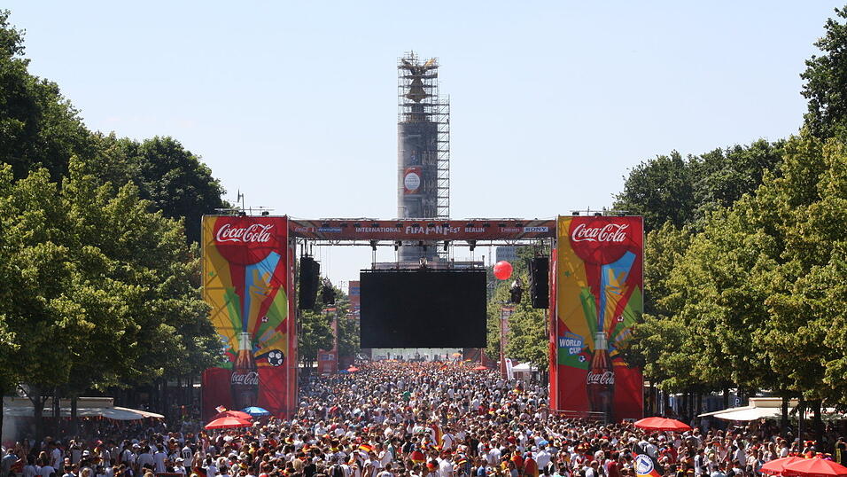Christian Fertl war am Sonntag auf der Fanmeile in Berlin und erlebte dort das Achtelfinale gegen England auf Gro&szlig;leinwand.